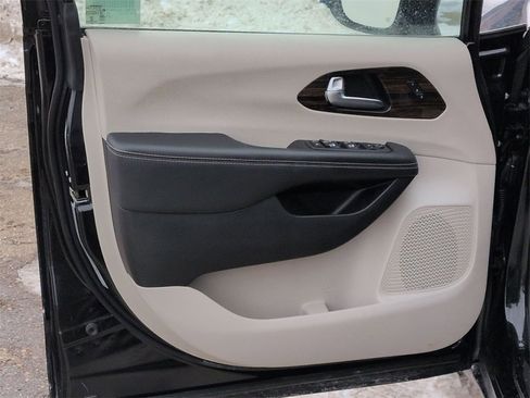 Used 2023 Chrysler Pacifica Limited image 23