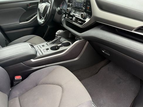 Used 2022 Toyota Highlander LE image 16