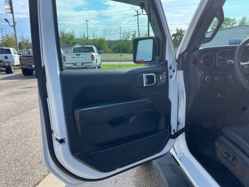 Used 2025 Jeep Gladiator Rubicon AWD/4WD image 11