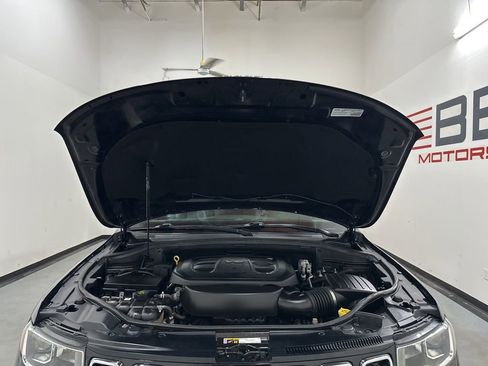Used 2019 Jeep Grand Cherokee Limited AWD/4WD image 5