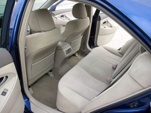 Used 2011 Toyota Camry LE image 25