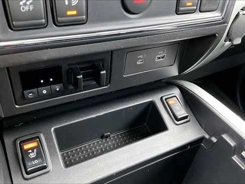 Used 2020 Nissan Titan SV w/ SV Convenience Package image 16