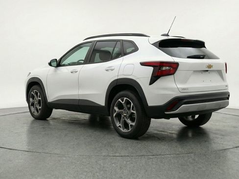 Used 2025 Chevrolet Trax LT w/ LT Convenience Package FWD image 6