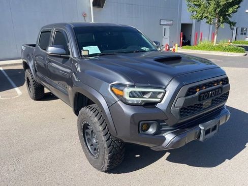 Used 2020 Toyota Tacoma TRD Sport w/ Technology Package AWD/4WD image 3