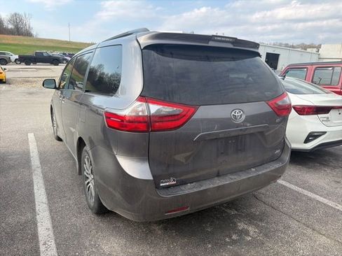 Used 2020 Toyota Sienna XLE w/ XLE Navigation Package image 5