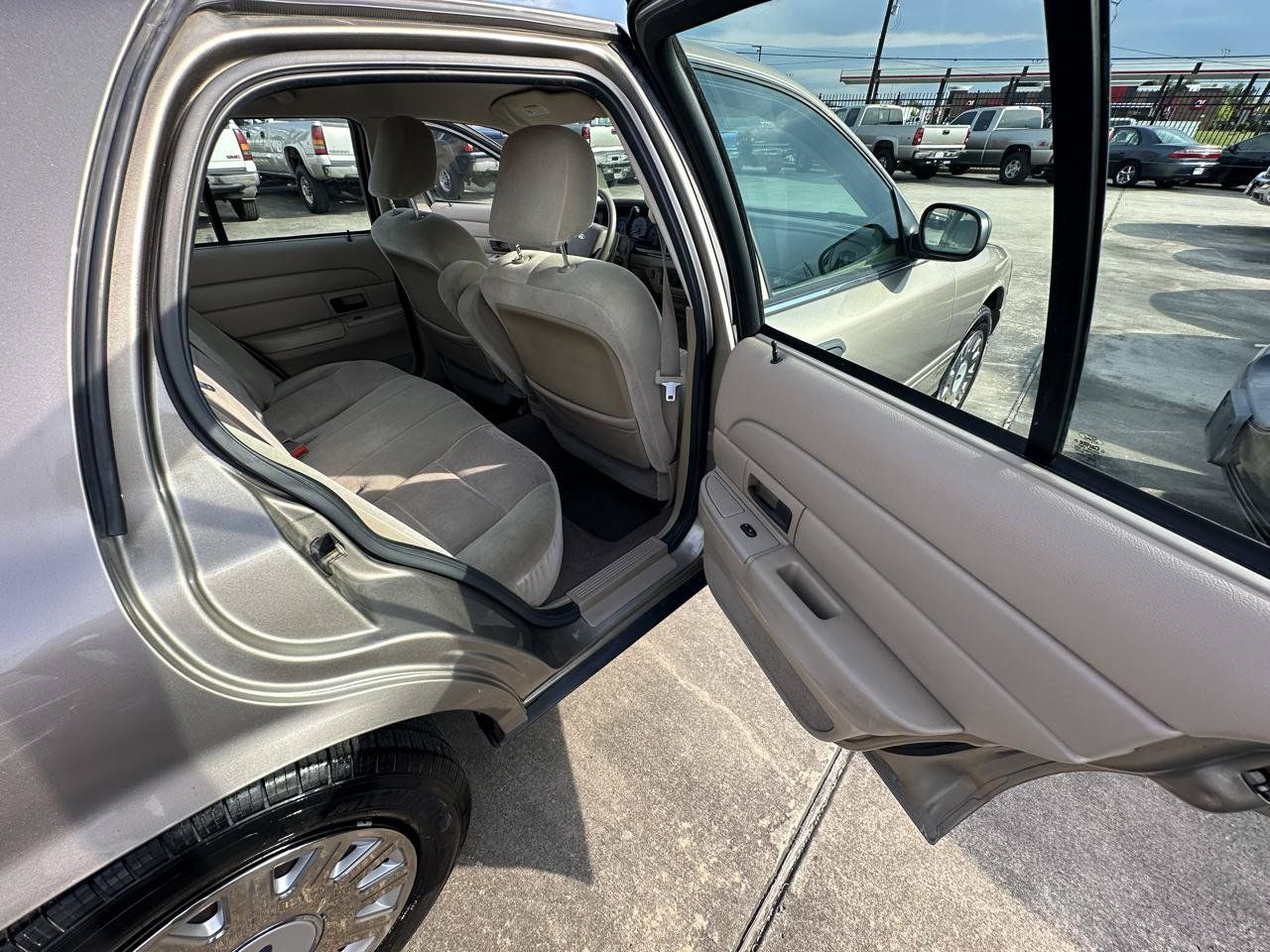 Used 2005 Ford Crown Victoria RWD image 25