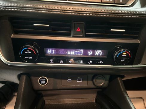 Used 2023 Nissan Rogue SV image 17