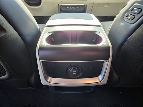 Used 2025 Kia Carnival EX image 10