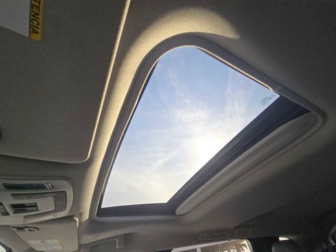 Used 2025 Toyota Sienna XLE image 33