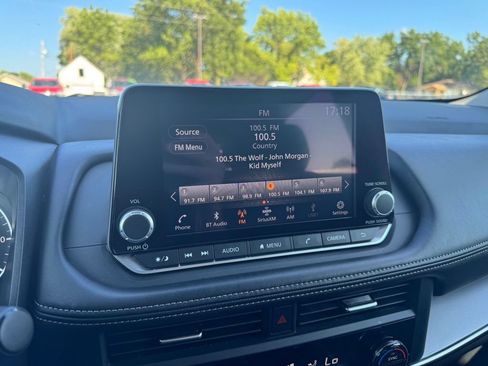 Used 2025 Nissan Rogue SV FWD image 10