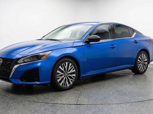 Used 2025 Nissan Altima 2.5 SV image 3