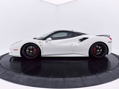 Used 2018 Ferrari 488 GTB RWD image 16