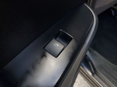 Used 2019 Toyota Highlander LE FWD image 13