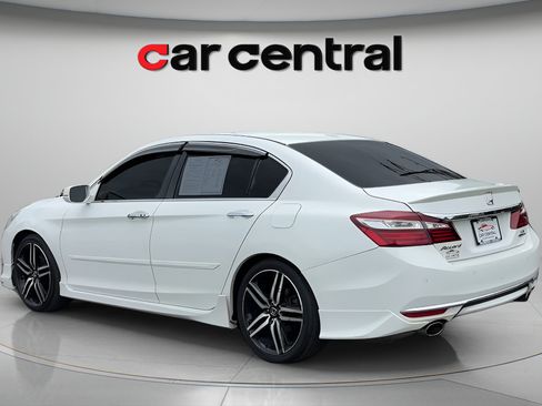 Used 2017 Honda Accord Touring image 3