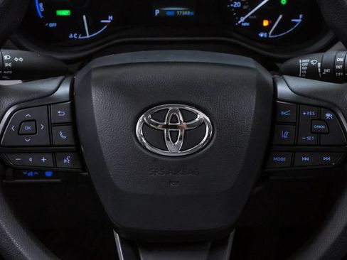 Used 2024 Toyota Sienna LE w/ LE Plus Package FWD image 21