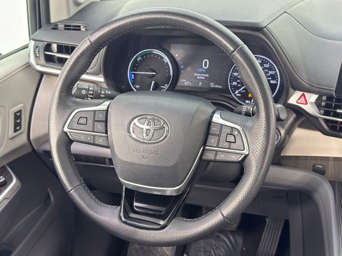 Used 2021 Toyota Sienna Limited image 21