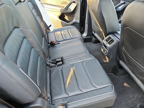 Used 2018 Volkswagen Tiguan SEL Premium image 11