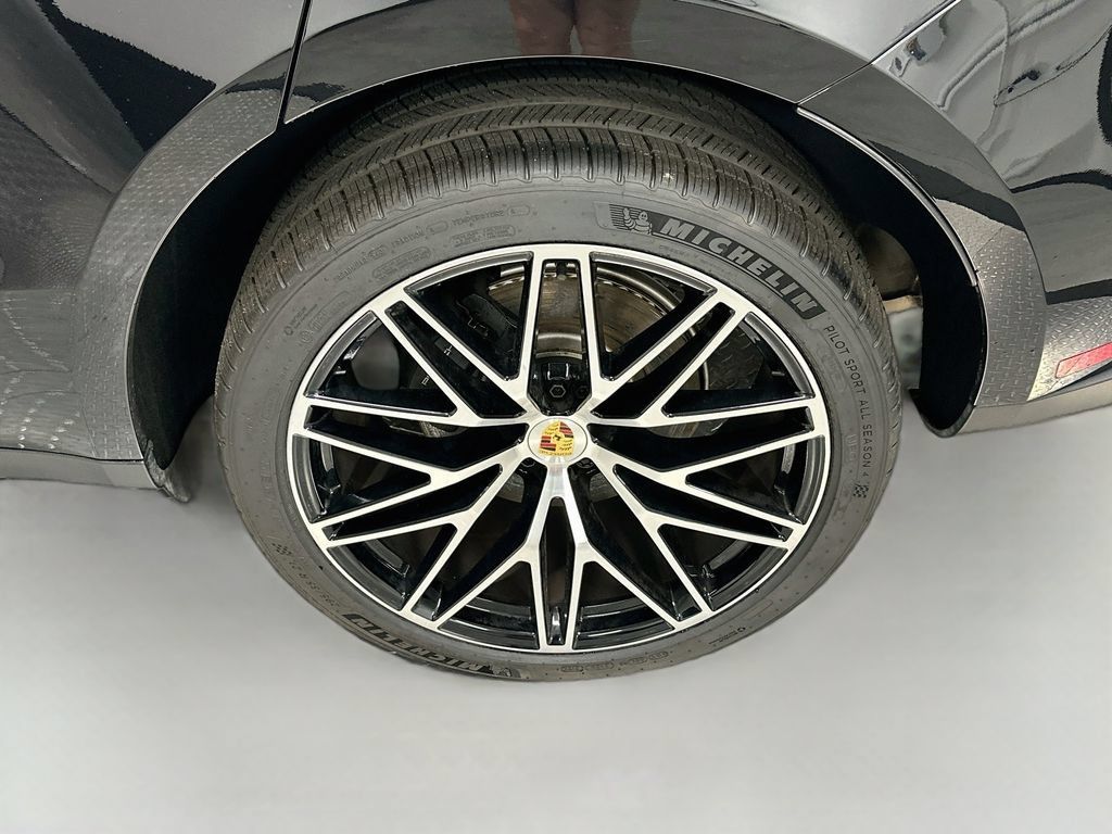 Certified 2025 Porsche Macan AWD/4WD image 34