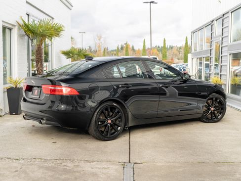 Used 2018 Jaguar XE Prestige image 7