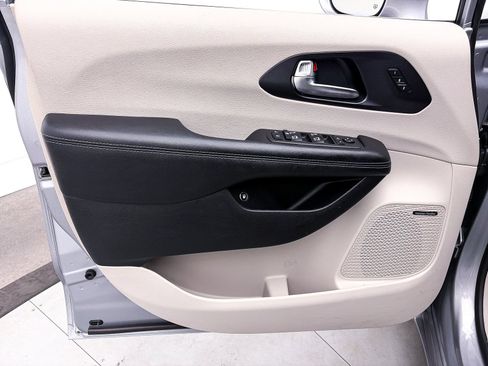 Used 2020 Chrysler Pacifica Limited w/ Advanced Safetytec Group FWD image 17
