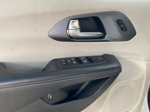 Used 2024 Chrysler Pacifica Limited FWD image 19