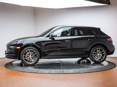 Certified 2025 Porsche Macan AWD/4WD image 2