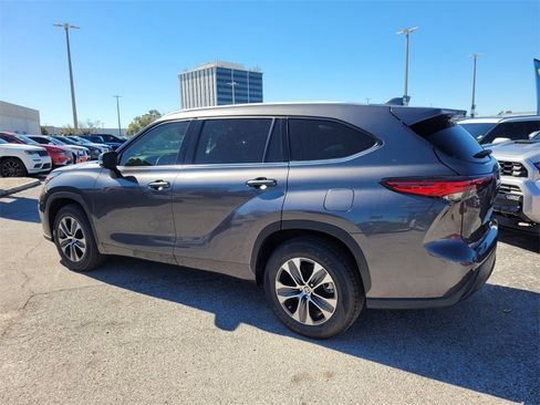 Used 2022 Toyota Highlander XLE image 12