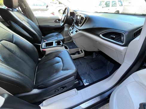 Used 2017 Chrysler Pacifica Touring-L Plus w/ Tire & Wheel Group image 12