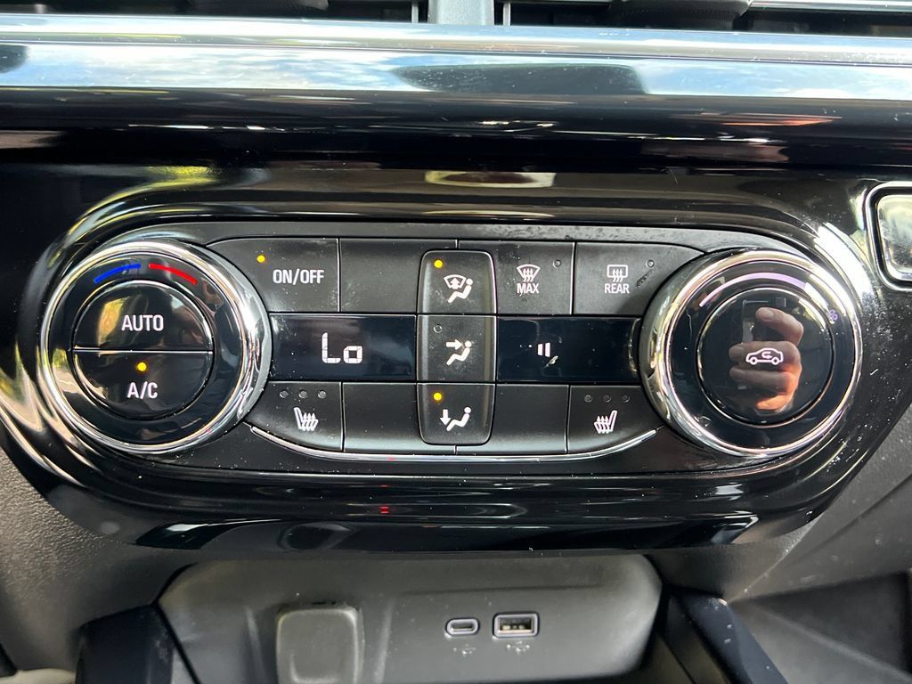 Used 2024 Chevrolet Trax ACTIV w/ Sunroof Package FWD image 17