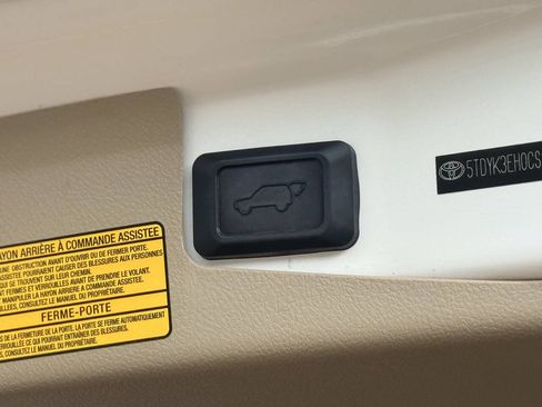 Used 2012 Toyota Highlander Limited w/ Tow Pkg FWD image 30