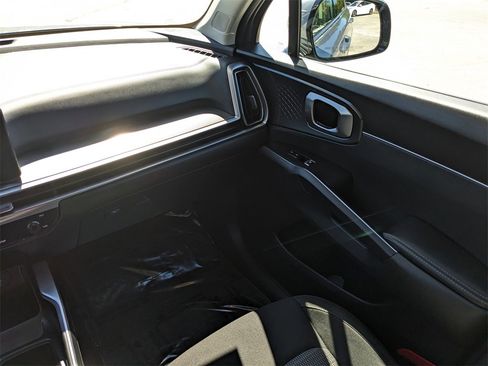 Certified 2025 Kia Sorento LX image 17