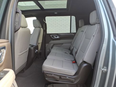 Used 2023 GMC Yukon XL SLT w/ SLT Premium Package image 13