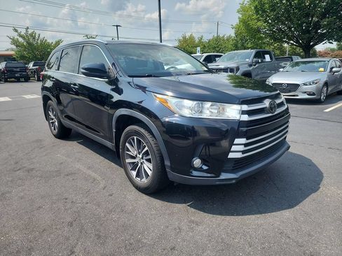 Used 2019 Toyota Highlander XLE AWD/4WD image 2