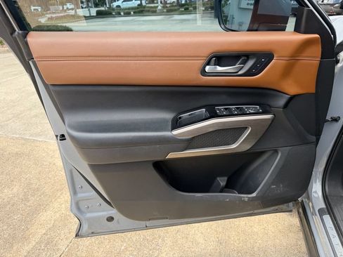 Used 2023 Nissan Pathfinder Platinum FWD image 11