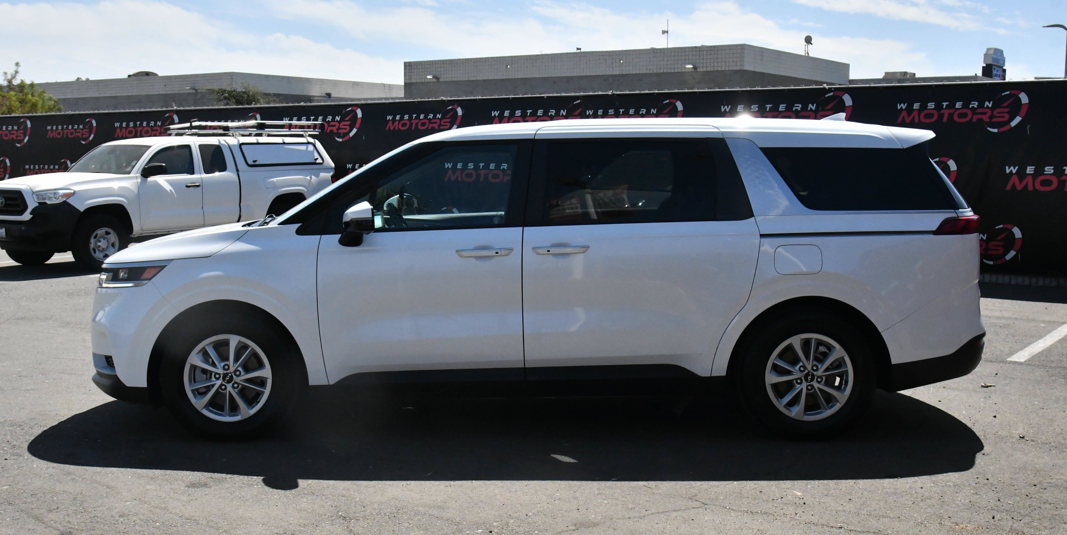 Used 2023 Kia Carnival LX FWD image 4