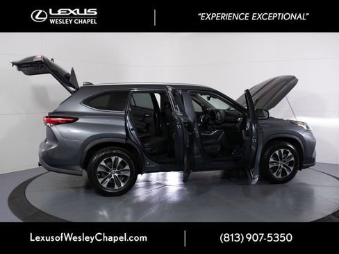 Used 2020 Toyota Highlander XLE FWD image 15