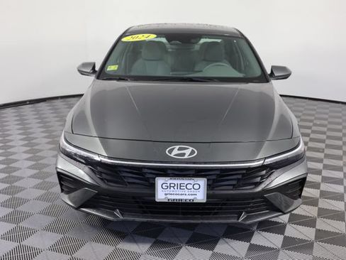 Certified 2024 Hyundai Elantra SE FWD image 3
