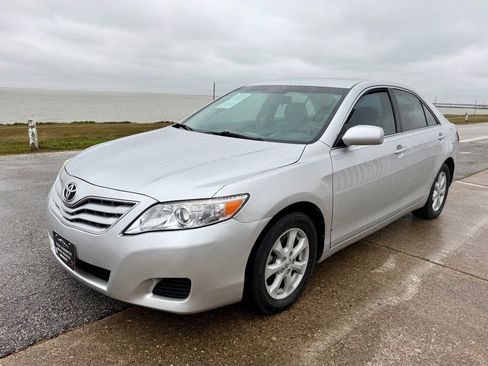 Used 2010 Toyota Camry LE image 1