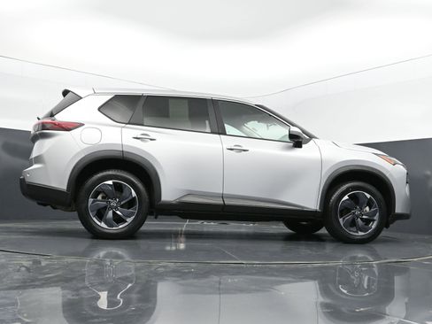 Used 2024 Nissan Rogue SV image 40