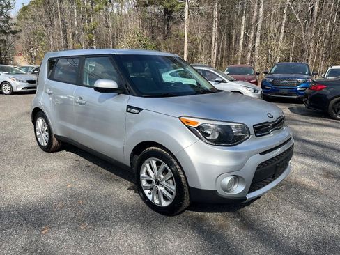 Used 2018 Kia Soul + image 12