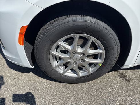 New 2027 Chrysler Pacifica Select FWD image 9
