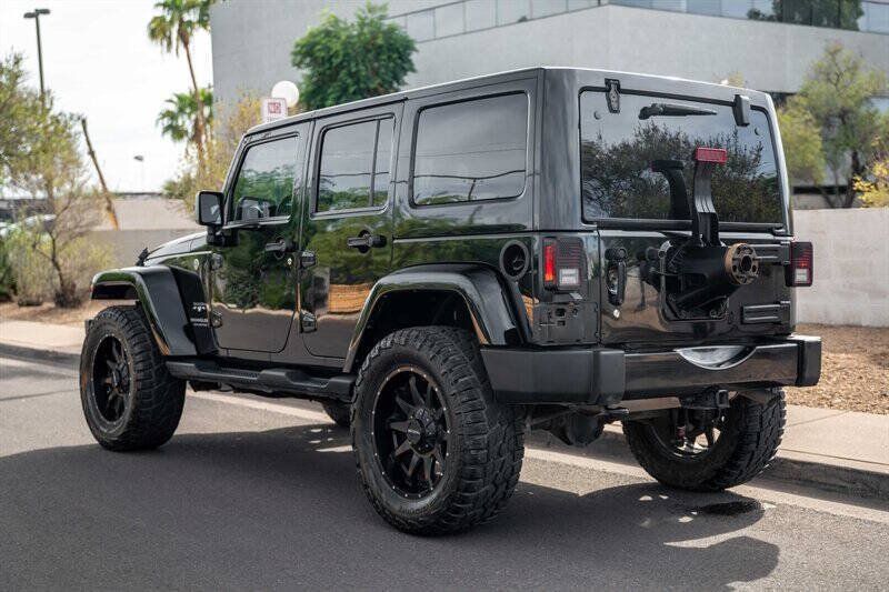 Used 2017 Jeep Wrangler Unlimited Sahara w/ Connectivity Group AWD/4WD image 3