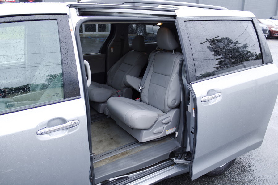 Used 2016 Toyota Sienna XLE FWD image 26