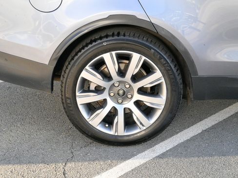 Used 2019 Land Rover Discovery HSE image 11