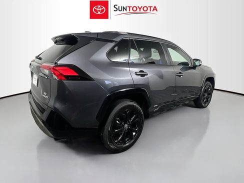 Used 2023 Toyota RAV4 SE image 4