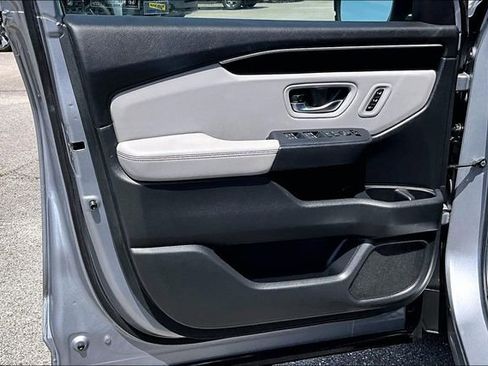 Certified 2025 Honda Pilot Touring image 17