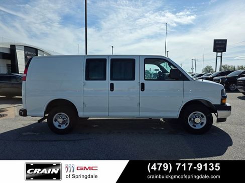 Used 2024 Chevrolet Express 3500 w/ Driver Convenience Package RWD image 9