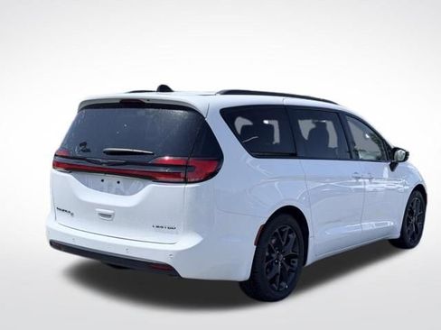 Used 2025 Chrysler Pacifica Limited FWD image 6