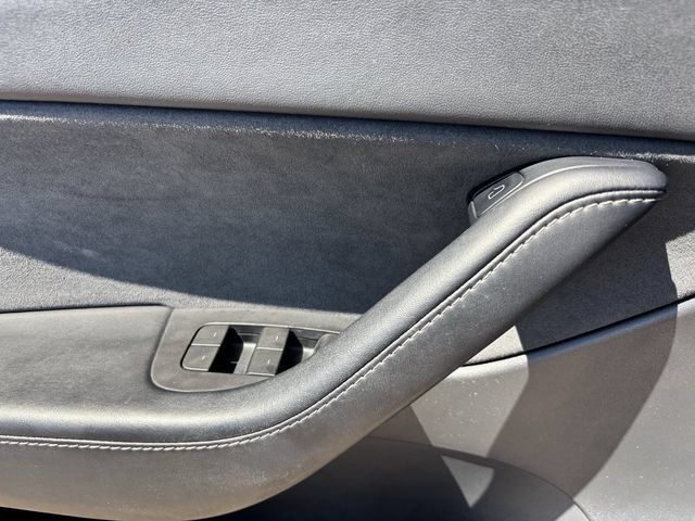 Used 2022 Tesla Model Y Long Range AWD/4WD image 21