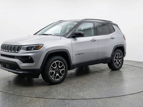 Used 2025 Jeep Compass Trailhawk AWD/4WD image 3